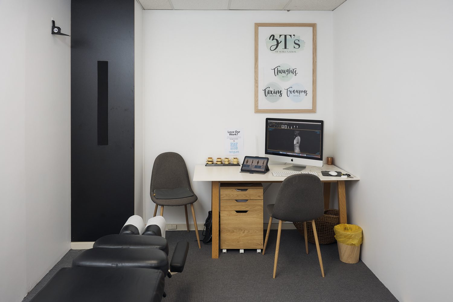 A ReFigure chiropractor talking a patient through their assessment, Mosman